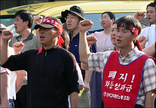 구호를 외치고 있는 임춘근 전교조충남지부장(왼쪽)과 성광진 대전지부장(오른쪽) 